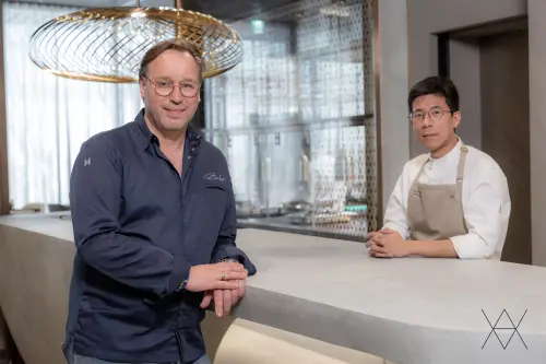 ▲「 La Vie by Thomas Bühner」由德國米其林三星名廚 Thomas Bühner （左）領航、行政主廚楊展浩 Xavier Yeung 執掌。（圖／「 La Vie by Thomas Bühner」提供）