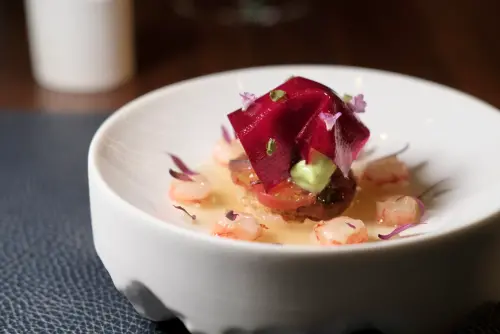 ▲新菜色「櫻桃番茄｜胭脂蝦｜綠芥末」（圖／記者葉盛耀攝）