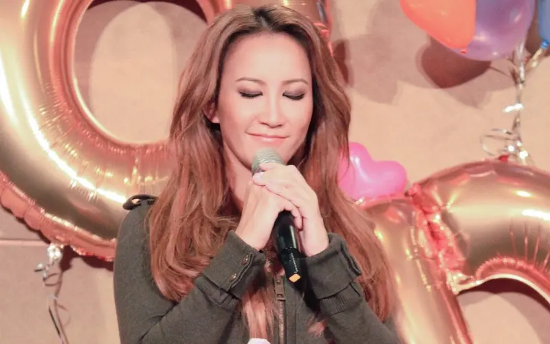 李玟51歲冥誕！粉絲聚金寶山獻花海紀念　低聲齊唱她歌曲超催淚