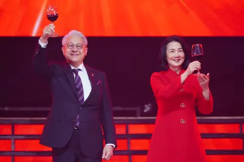 ▲台新新光金控今（17）日舉辦合併後首場旺年會，台新新光金控董事長吳東亮（左）及夫人彭雪芬（右）一同舉杯與員工同歡。（圖／台新新光金提供）