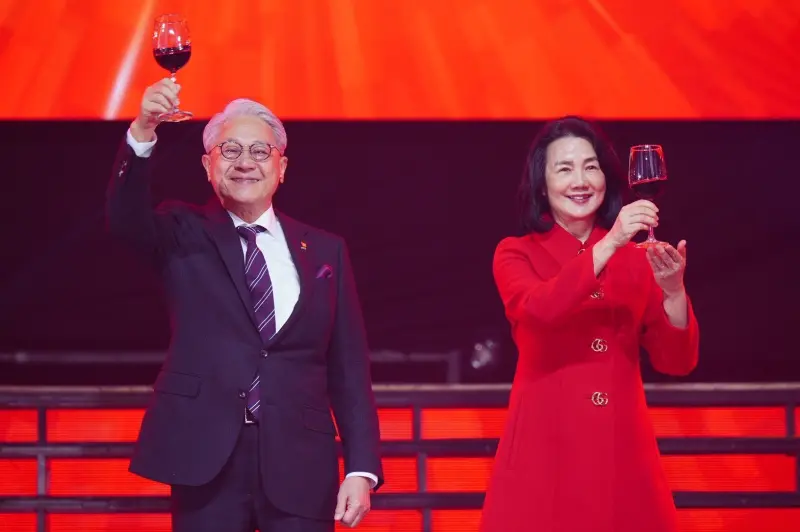    ▲台新新光金控今（17）日舉辦合併後首場旺年會，台新新光金控董事長吳東亮（左）及夫人彭雪芬（右）一同舉杯與員工同歡。（圖／台新新光金提供）  