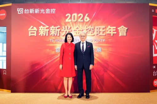 ▲台新新光金控今（17）日舉辦合併後首場旺年會，圖中董事長吳東亮（右）與夫人彭雪芬（左）。（圖／台新新光金控提供）