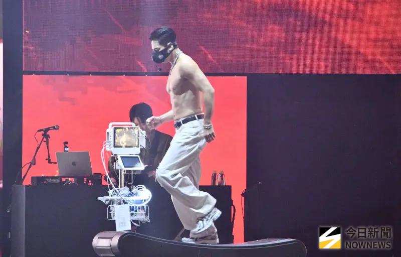 CORTIS跑步機表演「始祖現身」！RAIN小巨蛋裸體示範　萬人看傻了