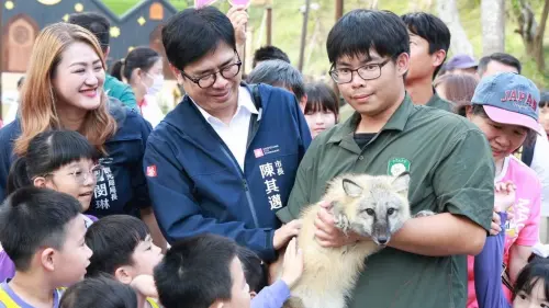 ▲小朋友在飼育員的引導下與狐狸近距離接觸。（圖／高市府觀光局提供）