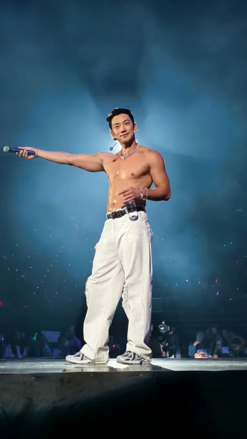 ▲RAIN今晚開唱放送福利，精壯肌肉讓全場尖叫掀頂。（圖／讀者提供）