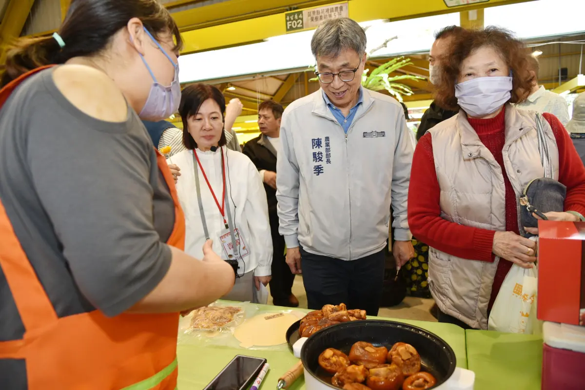 ▲農業部陳駿季訪視肉品業者攤位。（圖／農業部）