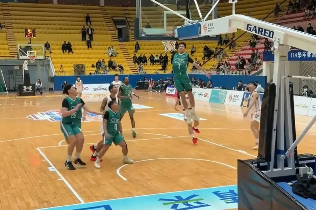 ▲中信學院張俊生在比賽中上演滑翔飛扣，跳躍到最高點時頭幾乎平框，大約在罰球線內一大步的距離起跳，狠狠將球扣進籃框。（圖／翻攝自SSUtv Sports YouTube）