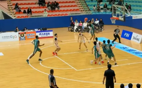 ▲這次在UBA代表中信學院對上台師大的比賽，張俊生在快攻接獲隊友傳球後，在罰球線內一大步左右的距離起跳，將球狠狠扣進籃框。（圖／翻攝自SSUtv Sports YouTube）