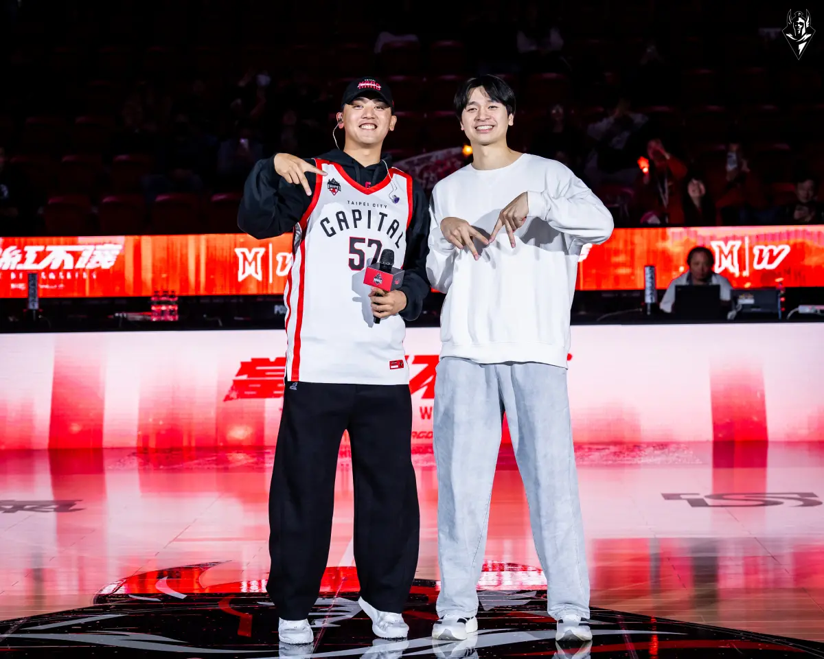 ▲臺北台新戰神《當紅不讓》主題日於今（17）日掀起最高潮。受邀擔任嘉賓的味全龍人氣球星拿莫・伊漾，賽後不僅深情演唱動力火車經典神曲《彩虹》，更別出心裁地加入一段自創饒舌，將這段表演獻給所有「運動推手」。（圖／台新戰神提供）