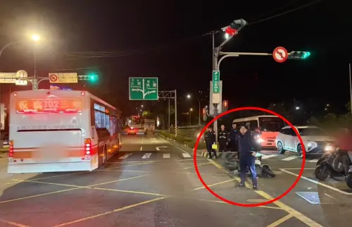 ▲新北三峽17日晚間發生死亡車禍，64歲張姓婦人騎機車載女兒行經路口，與同向營業大貨車碰撞，張女傷重不治、38歲女兒受輕傷。（圖／翻攝畫面）