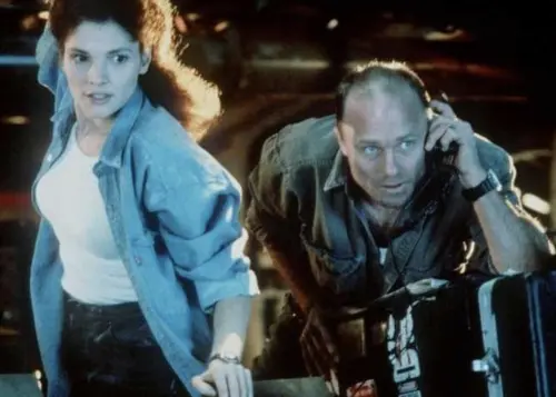 ▲《無底洞》瑪麗伊莉莎白馬絲楚湯妮奧（左）與艾德哈里斯（右）都與導演詹姆斯卡麥隆澈底翻臉，對他在片場的作風憤怒到不行。（圖／摘自IMDb）