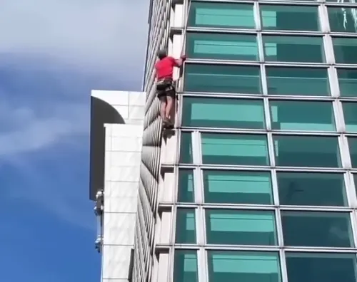 ▲霍諾德去年9月就已經練習攀登101被民眾直擊，不過當時還是有滑輪繩索防護，下週六他真的要挑戰「徒手攀登」！（圖/YT@地球麥可日記）
