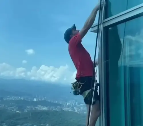 霍諾德挑戰爬101倒數！練習畫面傻眼　背景起底：把死神壓地上打
