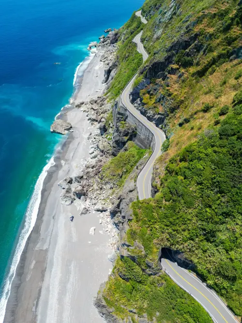 ▲舊蘇花公路和仁至大清水路段在2024年遭受0403強震與後續風災重創，崩塌範圍不斷擴大。（圖／公路邦協會常務理事邱正智提供）