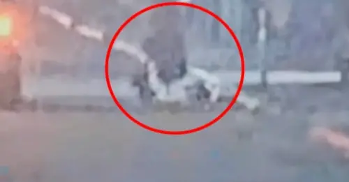 因300萬投資翻臉！北市男持斧追砍合夥人　雙腿、左手中多斧
