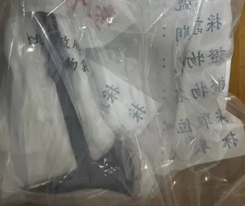 ▲北市大安17日晚間發生持斧砍人案，30歲盧姓男子疑因300萬元投資糾紛、追砍友人林男。警方迅速圍捕逮人，並當場查獲沾血斧頭。（圖／翻攝畫面）