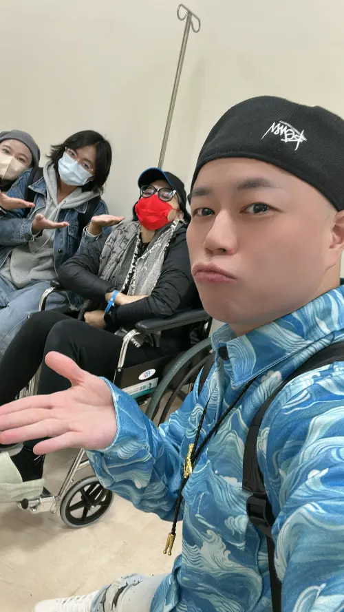 ▲安歆澐（右二）的經紀人閃亮亮（圖右）立刻護送她前往急診檢查，所幸並無大礙。（圖／凱鴻娛樂提供）