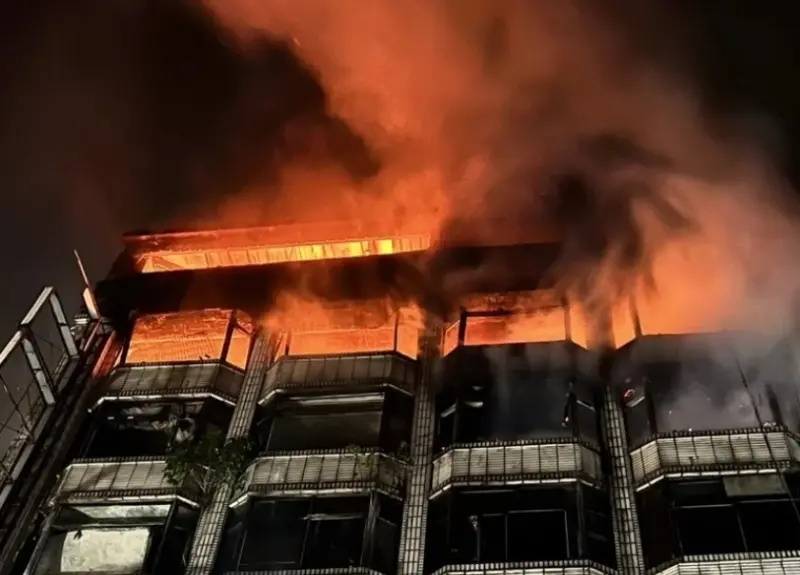 桃園和平路華廈深夜火警！5到8樓全面起火　消防83人、14車搶救