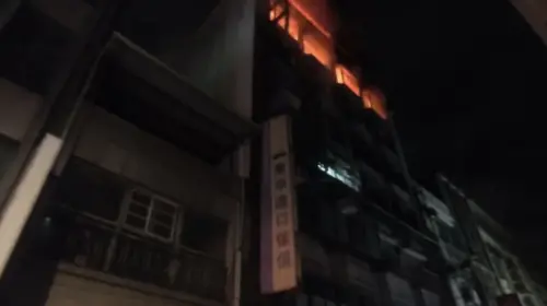 ▲桃園區和平路一棟8層樓華廈凌晨發生火警，5至8樓起火燃燒，所幸無人受困或傷亡，起火原因調查中。（圖／翻攝畫面）