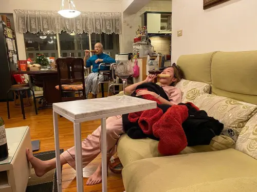 ▲李運慶曾在社群上PO出洪詩和爸爸同框的居家生活照，看得出她在家中與公婆相處起來相當自在。（圖／李運慶臉書）