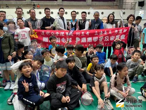 ▲運彩公會在立委廖偉翔牽線下，致贈永春國小五箱1800顆羽球，充實了羽球發展資源，小選手開心不已。（圖／記者金武鳳攝，