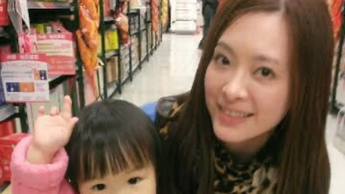 ▲劉真（如圖後）生前逛賣場被詢問可否合照，她不但應允，還蹲下身子逗弄粉絲的女兒，沒有一點架子。（圖／網友優希＠aurora_uc提供）