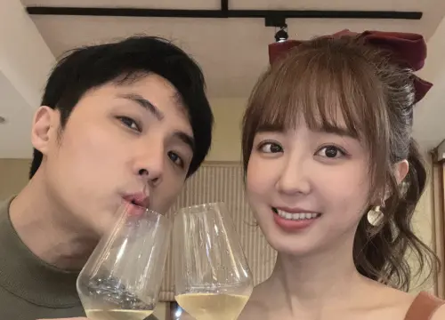 ▲李運慶（左）曾和李佳豫有過一段情，因對感情共識不同分手，後來娶回小7歲洪詩（右），近日因哥哥曝光洪詩幫爸把屎把尿影片引來討論。（圖／翻攝自IG@mejack）