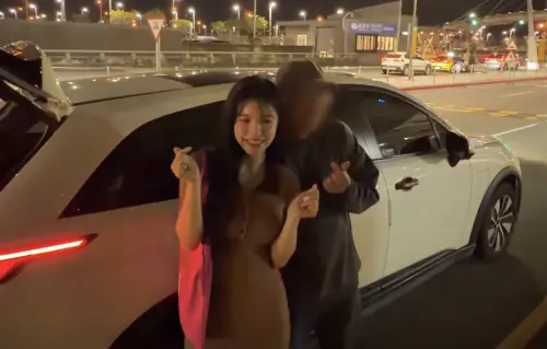 ▲李多慧下車後，取完行李還和司機開心拍合照。（圖／摘自 李多慧 LeeDahye  FB)