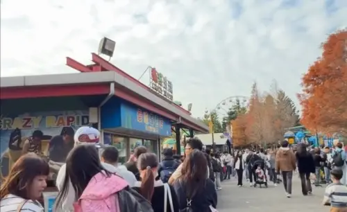 ▲有在小人國現場的家長透露，所有設施排隊都是1hr起跳，從入門買票就開始排隊。（圖／Therads@fangting.yang授權使用）