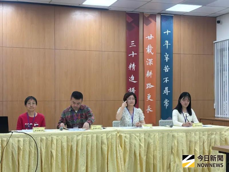 ▲台北市高中英文科教師群，由左到右分別為中正高中老師吳佳穎、成功高中老師陳國泰、成淵高中老師李宜樺、建國高中老師劉家慧。（圖／記者李青縈攝）