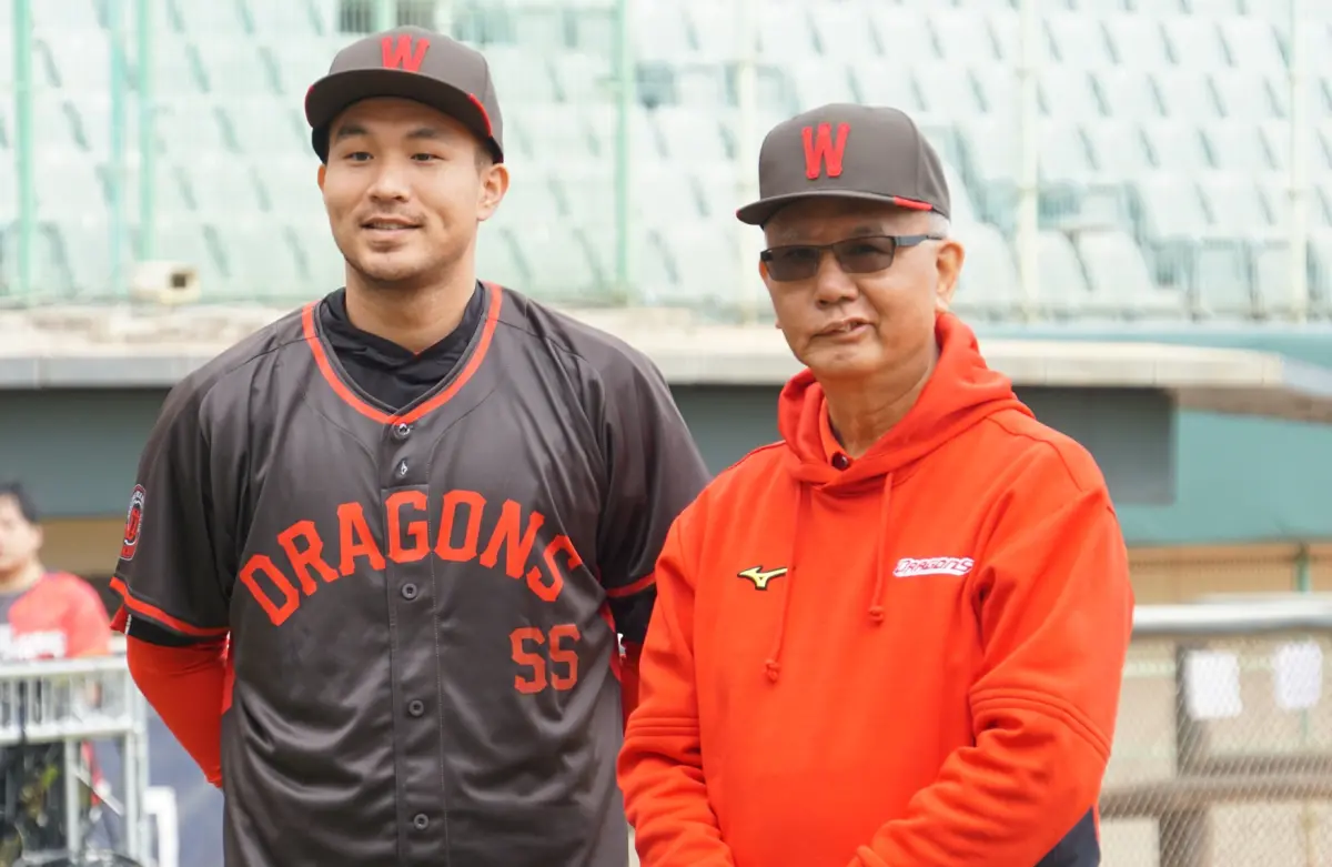 ▲曾仁和（左）正式收到味全龍邀約時很開心，除發展機會、價碼考量之外，地緣也是主因，「有跟老婆考量這件事，還是希望以北部球隊為主。」（圖／記者林子翔攝）