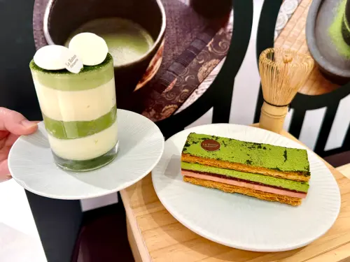 ▲左起：「辻利×法朋丸倉抹茶提拉米蘇」215元、「辻利×法朋莓香抹茶千層酥」225元。（圖／記者蕭涵云攝）