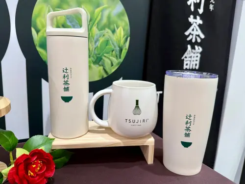 ▲店內也販售茶道具、馬克杯、保溫瓶等周邊商品。（圖／記者蕭涵云攝）