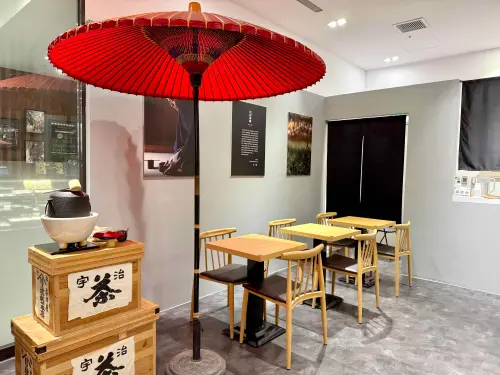 ▲辻利茶舗於遠百信義A13打造內用空間。（圖／記者蕭涵云攝）