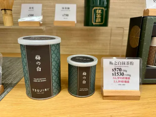 ▲辻利茶舗明星商品「梅之白抹茶粉」漲價仍一罐難求。（圖／記者蕭涵云攝）
