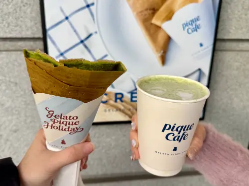 ▲左起：「辻利抹茶砂糖可麗餅」150元、「辻利抹茶拿鐵」160元。（圖／記者蕭涵云攝）