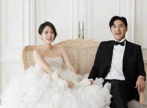 ▲洪詩（左）發文否認被老公李運慶（右）一家當外傭，把照顧失智公公的辛苦工作全都推給她。（圖／摘自洪詩FB）