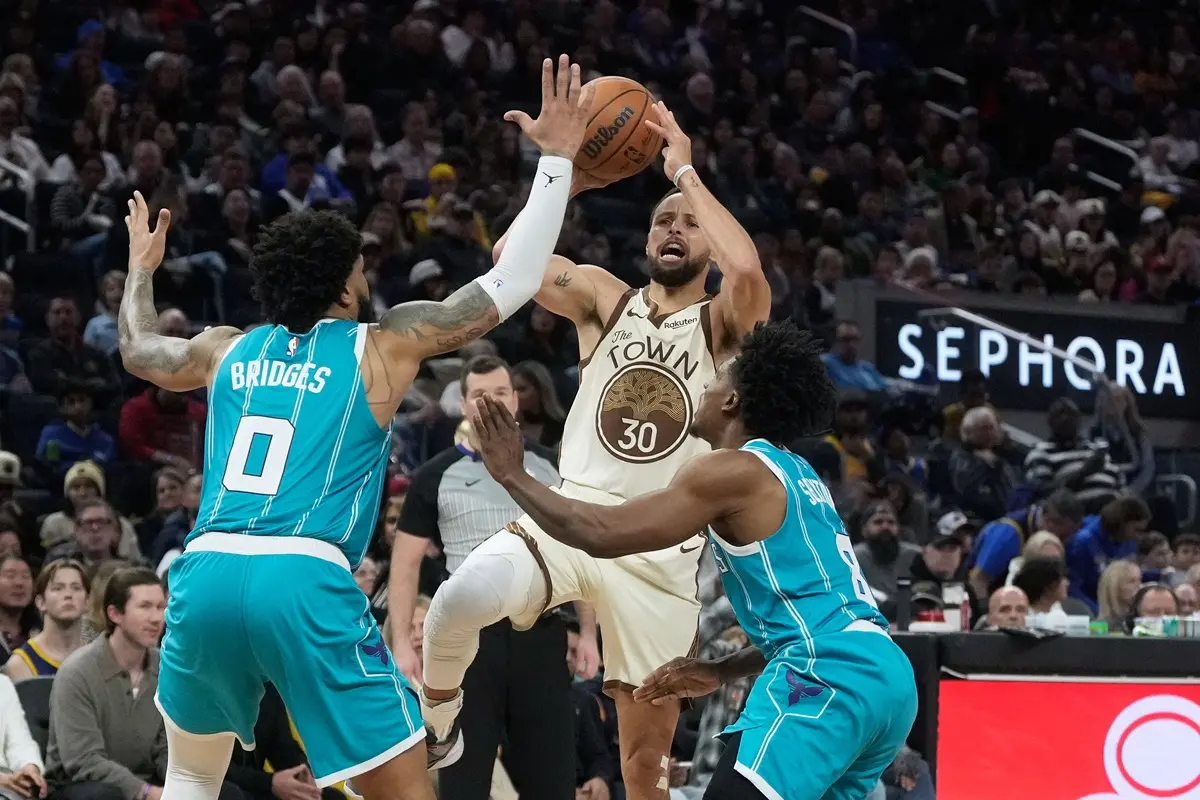 ▲雖然勇士當家球星柯瑞（Stephen Curry）此役僅出手12次拿下14分，但他在場上的「吸怪」能力與黃蜂隊採取的極端防守策略成為賽後討論焦點。（圖／美聯社／達志影像）