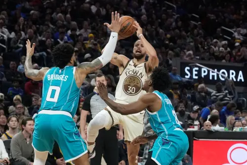 影／柯瑞「吸怪」能力有多恐怖？走回球員通道黃蜂球員也一路緊貼
