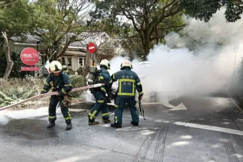 ▲北市士林區光華路18日上午發生火燒車，51歲蘇姓女子駕車行經陽明山區時引擎冒煙起火，緊急停車與乘客逃生。（圖／翻攝畫面）