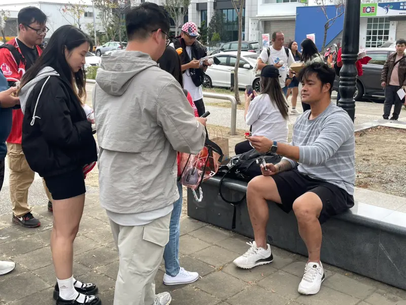 中職／林智勝轉教練人氣依舊！場外幫破百位球迷簽名　宛如見面會