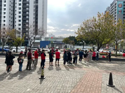 ▲味全龍開訓儀式後，林智勝來到場外幫球迷簽名，現場也湧現排隊人潮。（圖／記者林子翔攝）