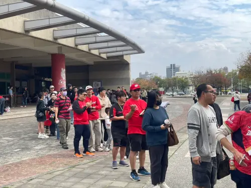 ▲味全龍開訓儀式後，林智勝來到場外幫球迷簽名，現場也湧現排隊人潮。（圖／記者林子翔攝）