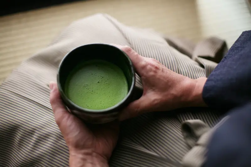 ▲近年抹茶一直在漲價，到底抹茶為什麼這麼貴？日本百年京都名門辻利茶舗TSUJIRI，分享最新抹茶原料漲幅，親揭「漲價真相」因歐美市場需求顯著增長、缺工問題致產量下滑，「秋番茶飆漲五到七倍」仍缺貨。（圖／辻利茶舗tsujiri.com.tw）