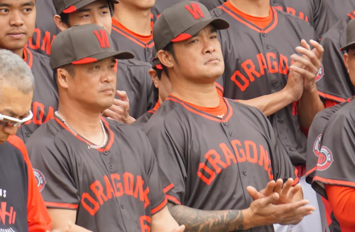 ▲林智勝（右）確定轉任一軍助理打擊教練，稍早出席與會，談到國家隊老戰友、同期的陳鏞基日前宣布將迎來生涯最終季，林智勝透露不意外，還笑說「差不多了啦」，並點名下一位就是富邦悍將王勝偉。（圖／記者林子翔攝）