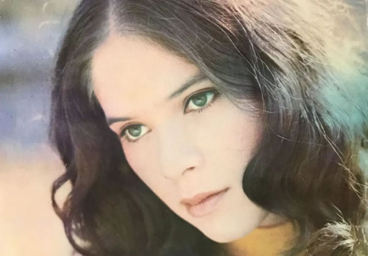 ▲「火雲邪神」梁小龍傳出77歲逝世，他的前妻黎愛蓮（如圖）曾是當紅美艷女歌手，卻遭到強酸毀容，因此精神痛苦，還曾罹患憂鬱症，已經在前年9月75歲辭世。（圖／摘自Irene Ryder 黎愛蓮 FB）