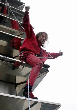 ▲「法國蜘蛛人」Alain Robert，他在2004年12月25日獲得官方邀請，在台北101正式開放前舉辦首場攀登秀。（圖／翻攝Alain Robert臉書）