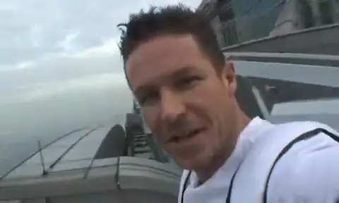 ▲奧地利極限跳傘運動家鮑加納（Felix Baumgartner）在2007年時，曾秘密來台，並偽裝遊客進入台北101頂樓管制區，隨後一躍而下。（圖／Felix Baumgartner）