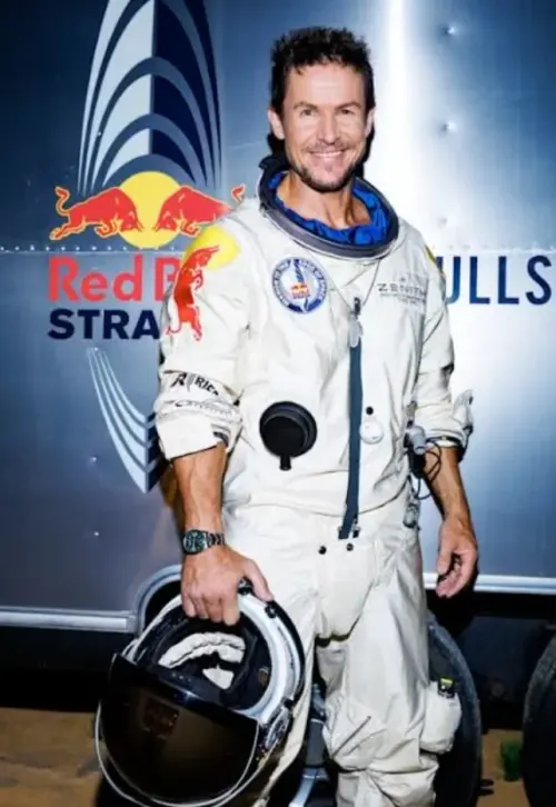 ▲鮑加納後續仍持續在全球各地極限挑戰，還曾在2025年4月參加「紅牛平流層計劃」，從38969公尺高空的平流層以時速1357.6公里超越音速的速度墜落回地球，成為人類歷史上的奇蹟。（圖／RedBull官網）