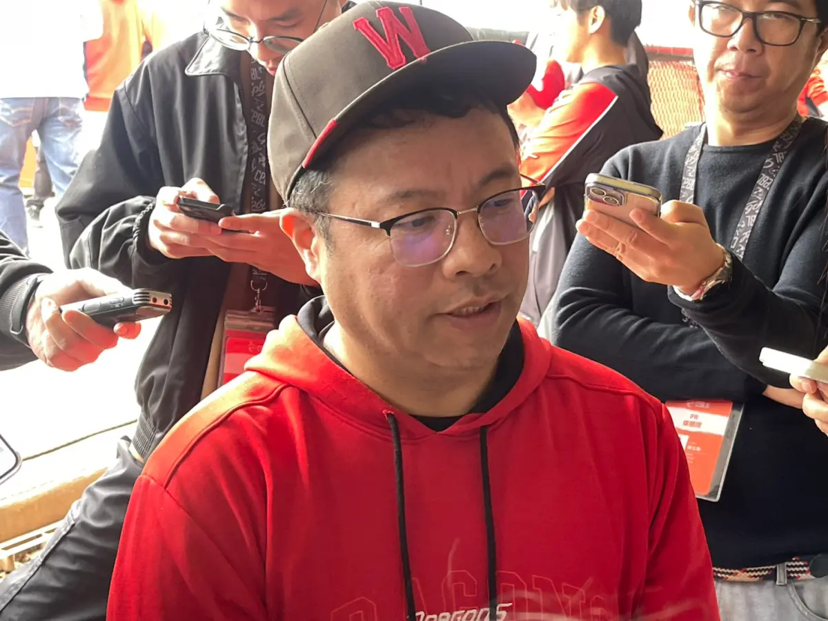▲味全龍領隊丁仲緯受訪時，坦言3名主力李凱威、郭天信與蔣少宏，目前都往複數年合約洽談中，也分享隊內談約狀況，「選手都有期待，也會有球員不想要長約，希望先簽1年，簽短約拚成績的想法。」（圖／記者林子翔攝）